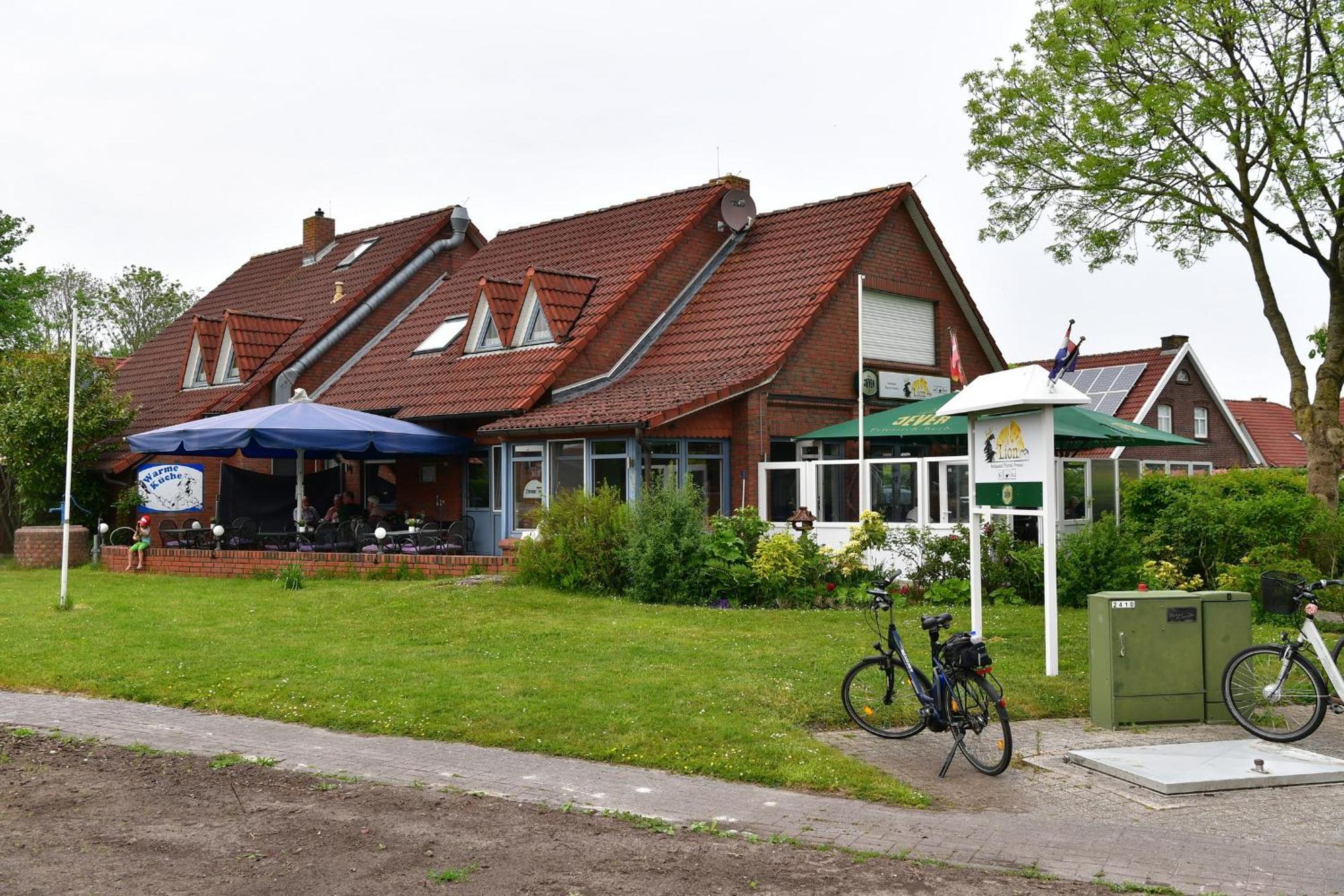 Pension Restaurant Pizzeria Lion Krummhörn Buitenkant foto